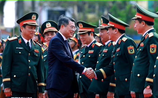 Thủ tướng dự Lễ đón nhận danh hiệu Anh hùng Lực lượng vũ trang nhân dân của Quân khu 4