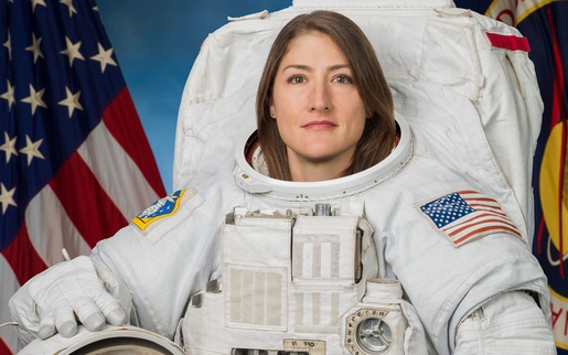 Người phụ nữ đầu tiên bay quanh Mặt trăng