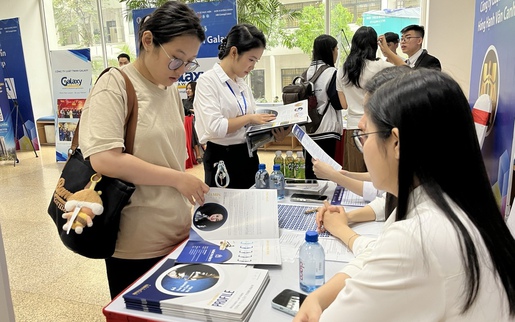 Sinh viên tìm việc từ khi còn ở giảng đường: Đi sớm để không lỡ nhịp thị trường