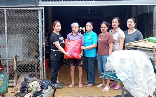 Cán bộ, hội viên phụ nữ Cao Bằng chung sức hỗ trợ người dân khắc phục hậu quả mưa lũ