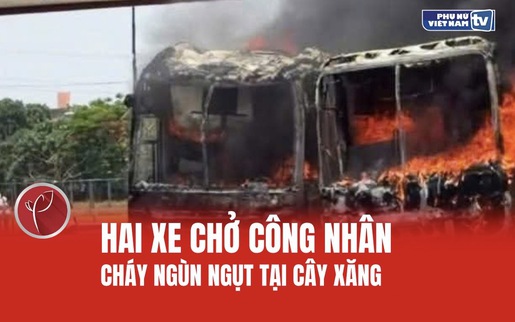 2 xe chở công nhân cháy ngùn ngụt tại cây xăng