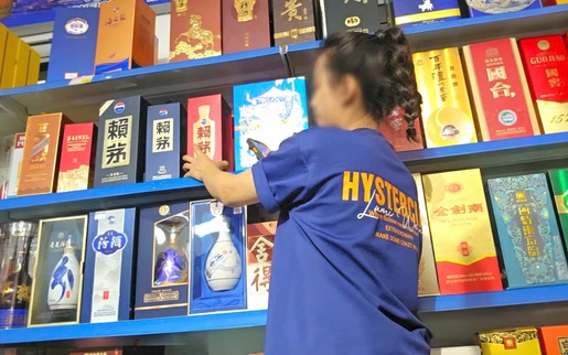 Tràn lan hàng hóa Trung Quốc không tem tiếng Việt tại nhiều cửa hàng ở Hà Nội