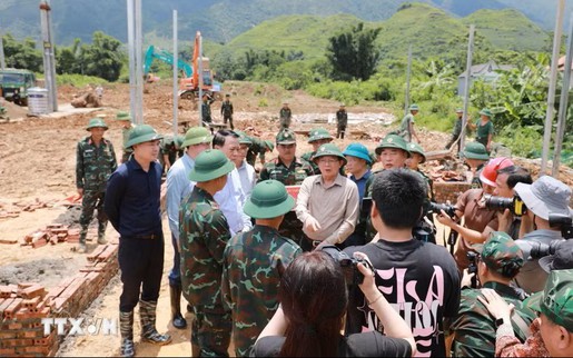 Phó Thủ tướng Hồ Quốc Dũng kiểm tra khắc phục hậu quả mưa lũ ở xã Mường Than