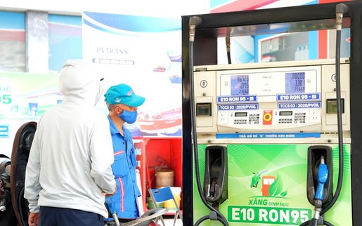 Giá xăng giảm đồng loạt, giá dầu biến động trái chiều