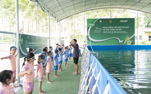 Trao tặng bể bơi và lớp dạy bơi mô hình điểm cho học sinh tỉnh Bắc Ninh