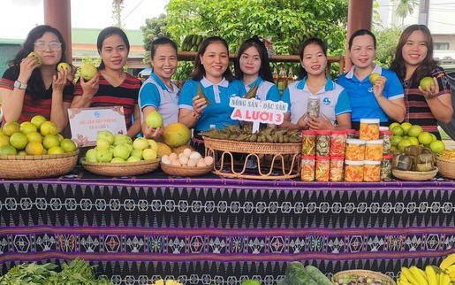 Phụ nữ dân tộc thiểu số A Lưới thích ứng chuyển đổi số, hướng đến tiêu dùng xanh