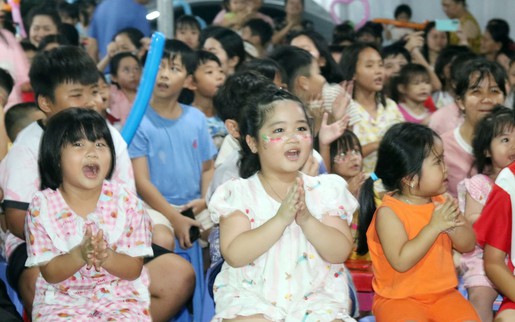 Trung thu thanh bình với trẻ em ở xóm trọ