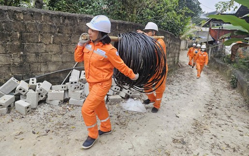 Phụ nữ trèo cột, kéo dây, xử lý sự cố điện giữa nắng nóng: Không có nghề nào dành riêng cho nam giới