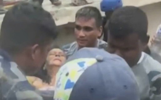 Người phụ nữ Nepal được cứu sống sau 10 ngày bị vùi lấp do thảm họa lũ bùn
