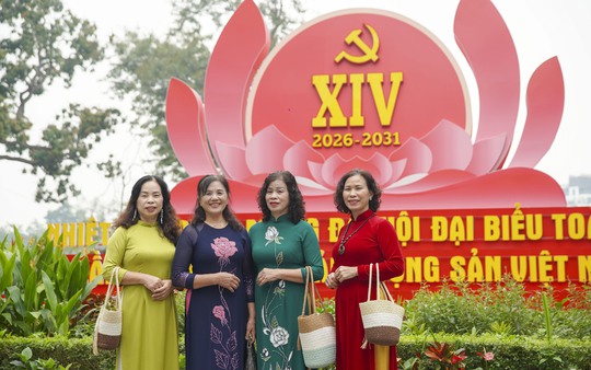 Hà Nội rực rỡ cờ hoa hướng về Đại hội Đảng XIV