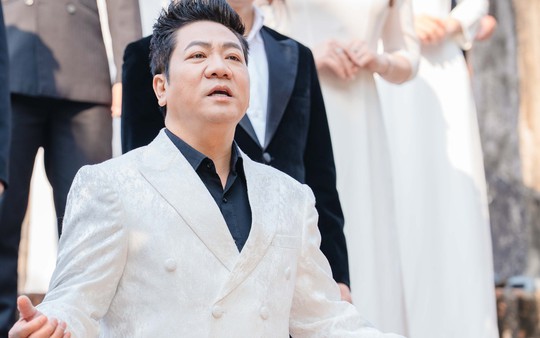 NSND Quốc Hưng hát “Đất nước hôm nay” chào mừng Đại hội Đảng