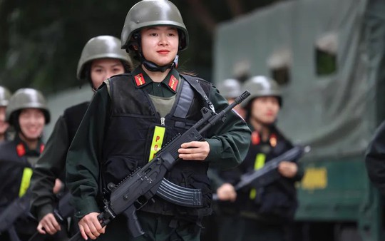 Những nữ chiến sĩ Công an quả cảm góp phần vào thành công của Đại hội Đảng XIV 