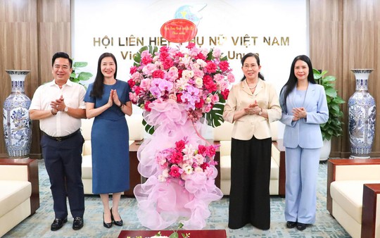 Ngân hàng Chính sách xã hội chúc mừng 96 năm thành lập Hội LHPN Việt Nam