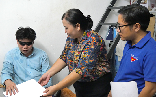 TPHCM: Đưa thông tin bầu cử đến cử tri khiếm thị bằng sách nói và tài liệu in chữ nổi Braille