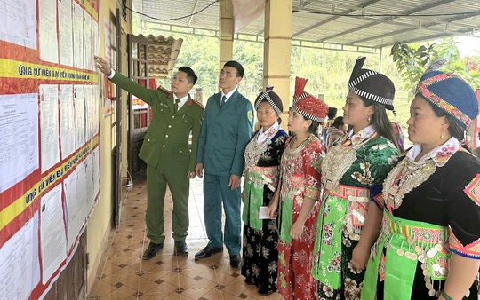 Cử tri nô nức đi bầu cử sớm tại các xã vùng cao Nghệ An