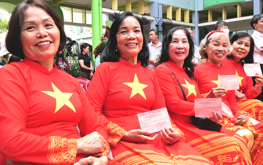 Ngày hội non sông tại TPHCM: Gửi trọn niềm tin trên từng lá phiếu