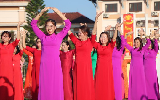 Phụ nữ Đà Nẵng rộn ràng điệu dân vũ "Ta đi bầu cử"