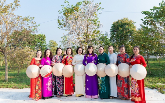 Phụ nữ Điện Biên duyên dáng áo dài, tỏa sáng cùng sắc hoa ban