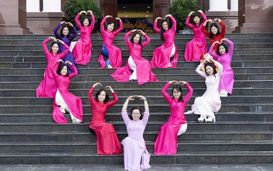 Phụ nữ Lai Châu lan tỏa vẻ đẹp áo dài tự tin nơi công sở