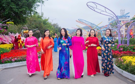 Rực rỡ sắc màu áo dài của phụ nữ Lạng Sơn 