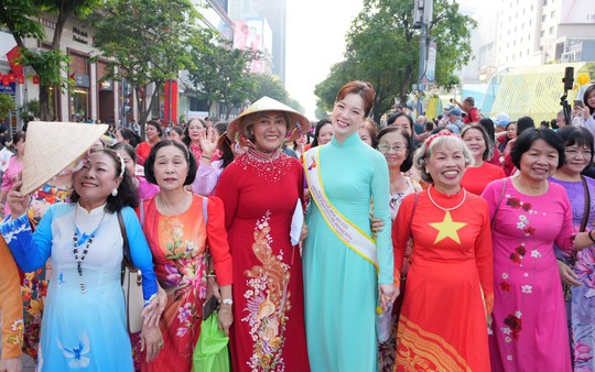 Video: Không gian áo dài rực rỡ sắc màu ở trung tâm TPHCM