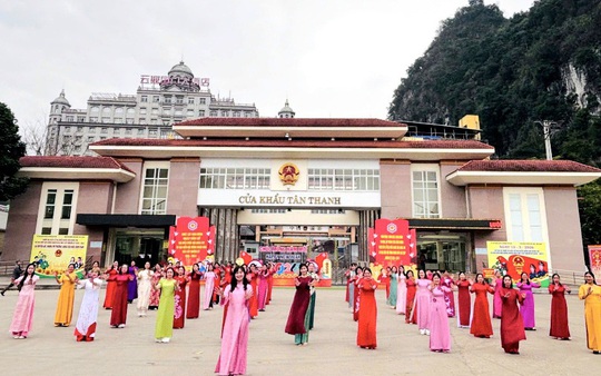 Đa sắc hoạt động chào mừng Ngày 8/3 của phụ nữ Lạng Sơn