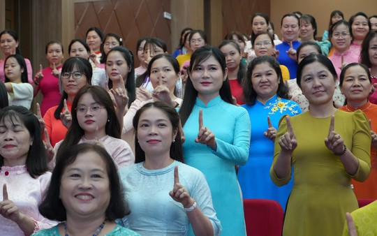 TPHCM: Hơn 300 phụ nữ phường Tân Đông Hiệp rèn luyện phong thái tự tin chào mừng Đại hội