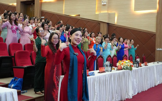 Hơn 300 phụ nữ phường Tân Đông Hiệp rèn luyện phong thái tự tin chào mừng Đại hội