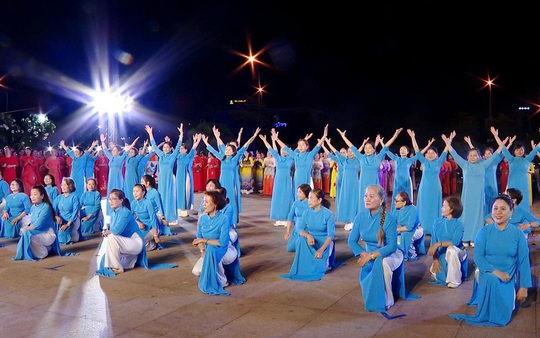 Hơn 500 phụ nữ Đà Nẵng đồng diễn dân vũ chào mừng Đại hội