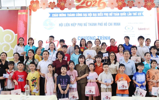 Hội LHPN TPHCM trao quà cho 50 trẻ em khó khăn tại Hà Nội