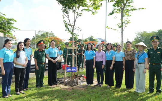 Chủ tịch Hội LHPN Việt Nam Lê Thị Thủy trồng cây tại công trình "Vườn cây Đại đoàn kết"