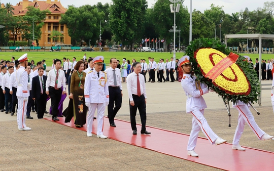 Đoàn đại biểu dự Đại hội Hội Nông dân Việt Nam IX vào Lăng viếng Chủ tịch Hồ Chí Minh