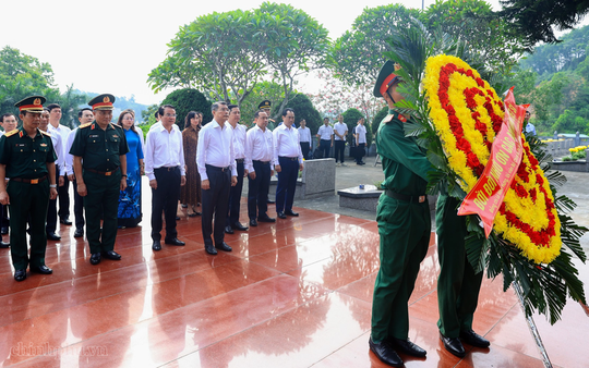 Thủ tướng dâng hương tưởng niệm các Anh hùng liệt sĩ và tặng quà gia đình có công với cách mạng tại Lào Cai