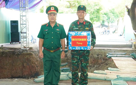 Đoàn công tác Quân khu 7 thăm và tặng quà các lực lượng tìm kiếm, quy tập hài cốt liệt sĩ
