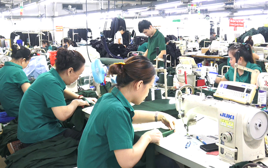 Tổ quốc trong tim: Người lính thợ Tổng công ty 28 gửi tình yêu đất nước qua từng đường kim, mũi chỉ