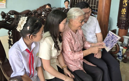 Huyền thoại "đòn gánh đánh Tây" và những ngày 2/9 không quên