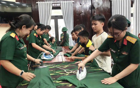Phụ nữ Trường thiếu sinh quân miền Trung "Đồng hành cùng em đến trường"
