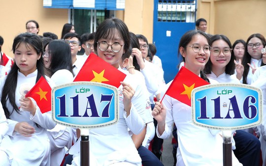 Phụ huynh, học sinh tại TPHCM rộn ràng tham gia khai giảng năm học mới