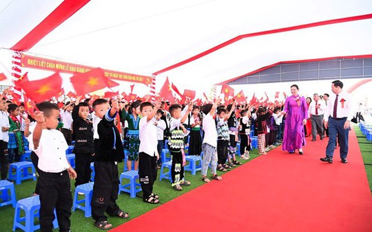 Phó Chủ tịch - Tổng Thư ký UBTƯ MTTQ Việt Nam Hà Thị Nga dự lễ khai giảng tại trường vùng biên Lai Châu