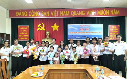 Chăm lo hậu phương cán bộ, chiến sĩ Hải quân nhân dịp năm học mới