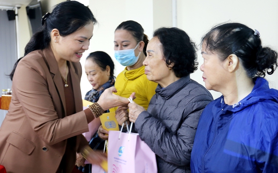 Hội LHPN Việt Nam trao tặng 50 suất quà Tết cho phụ nữ có hoàn cảnh khó khăn tại quận Hai Bà Trưng