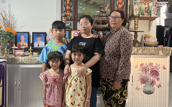 Mồ côi cha mẹ, cô bé 13 tuổi quyết định nghỉ học để phụ bà ngoại nuôi 3 em