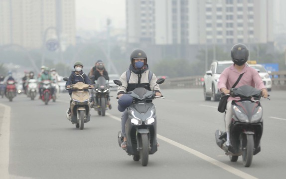 Giữa trưa, bầu trời Hà Nội vẫn chìm trong bụi mù dày đặc, chất lượng không khí ở mức rất xấu