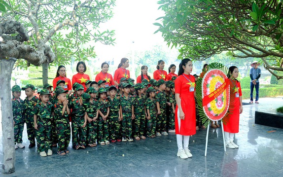 Các thế hệ người Việt tri ân chiến sĩ Điện Biên tại Nghĩa trang liệt sĩ A1