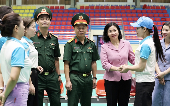 Chủ tịch Hội LHPNVN Nguyễn Thị Tuyến thăm, động viên khối Phụ nữ Việt Nam tham gia diễu hành A80