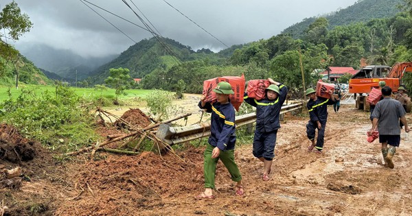 Vượt núi, băng rừng vận chuyển lương thực hỗ trợ 520 hộ dân ở Thanh Hóa bị cô lập