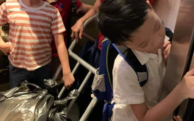 Chen chúc đẩy xe hàng vào thang máy chung cư đúng giờ cao điểm, người phụ nữ còn lớn tiếng quát tháo trẻ nhỏ khiến nhiều người bức xúc