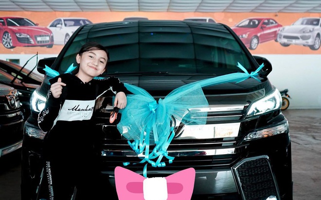 Ngôi sao Youtube 12 tuổi chi 1,4 tỷ đồng mua xế hộp, dân mạng nghi vấn cha mẹ lạm dụng em để kiếm tiền