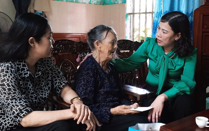 Hải Dương: Hội LHPN tặng quà nữ chiến sĩ, quân nhân tham gia chiến dịch Điện Biên Phủ 