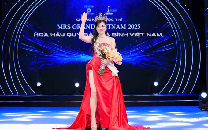 Nữ nghiên cứu sinh đăng quang Mrs Grand Vietnam 2025